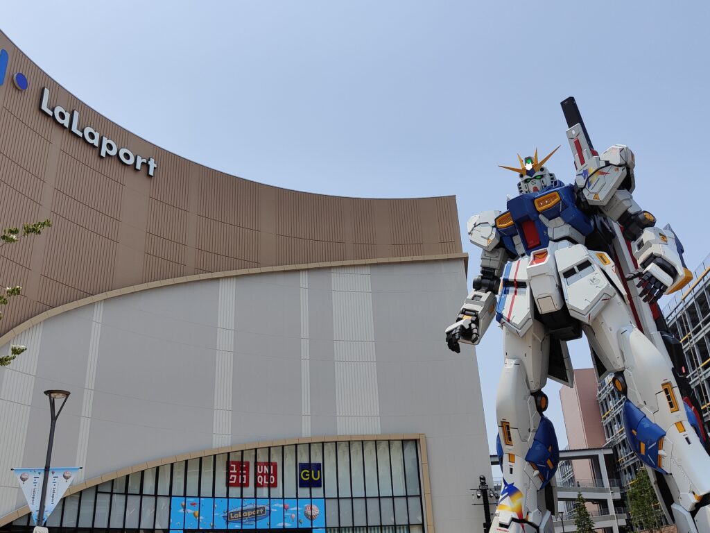 ガンダム立像とららぽーと福岡建物