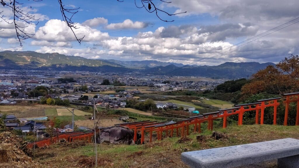 赤い鳥居　山からの眺め