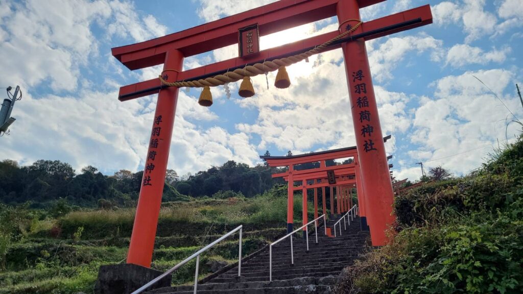 稲荷神社立ち並ぶ鳥居赤