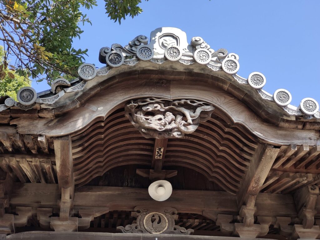 神社本殿の正面の屋根