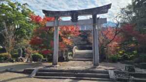 須佐能袁神社鳥居と太鼓橋と紅葉