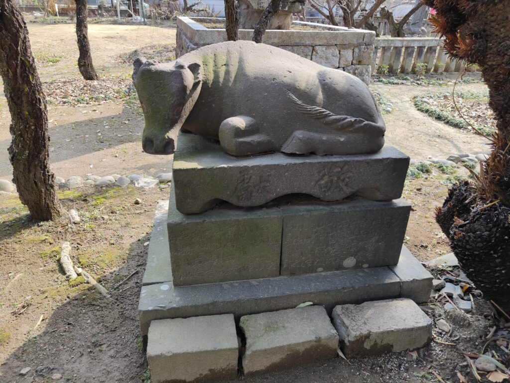 宮ノ陣神社の牛の像