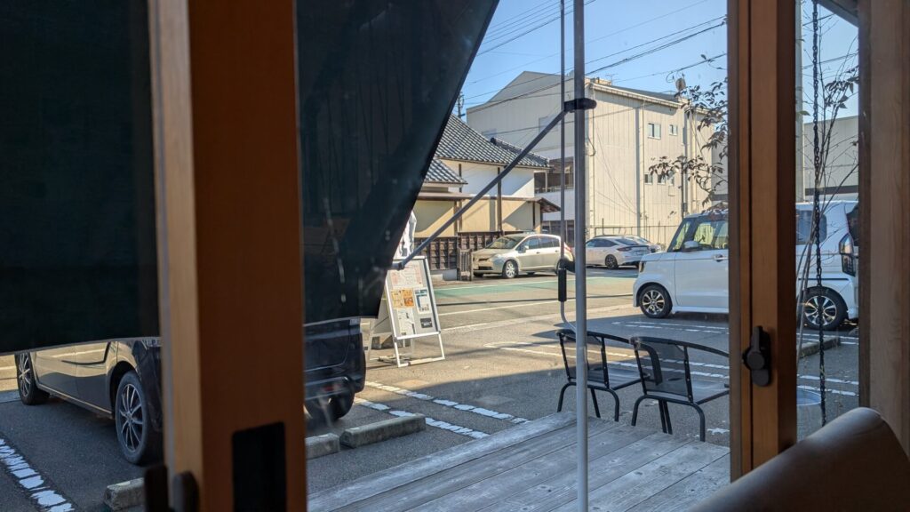 カフェから外を眺める